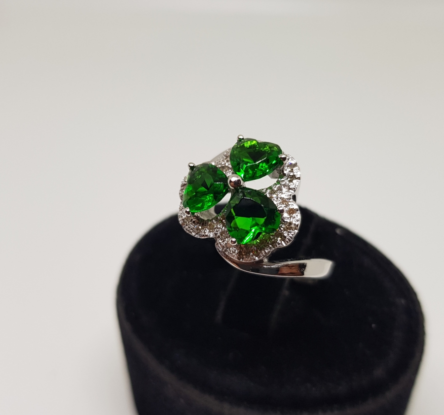 ÜÇ KALPLİ MODEL PIRLANTA VE ZÜMRÜT TAŞLI YÜZÜK