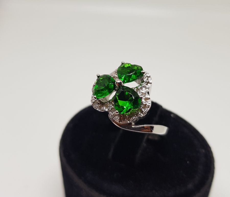 ÜÇ KALPLİ MODEL PIRLANTA VE ZÜMRÜT TAŞLI YÜZÜK