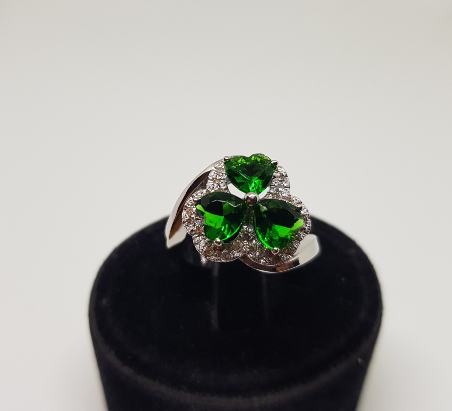 ÜÇ KALPLİ MODEL PIRLANTA VE ZÜMRÜT TAŞLI YÜZÜK