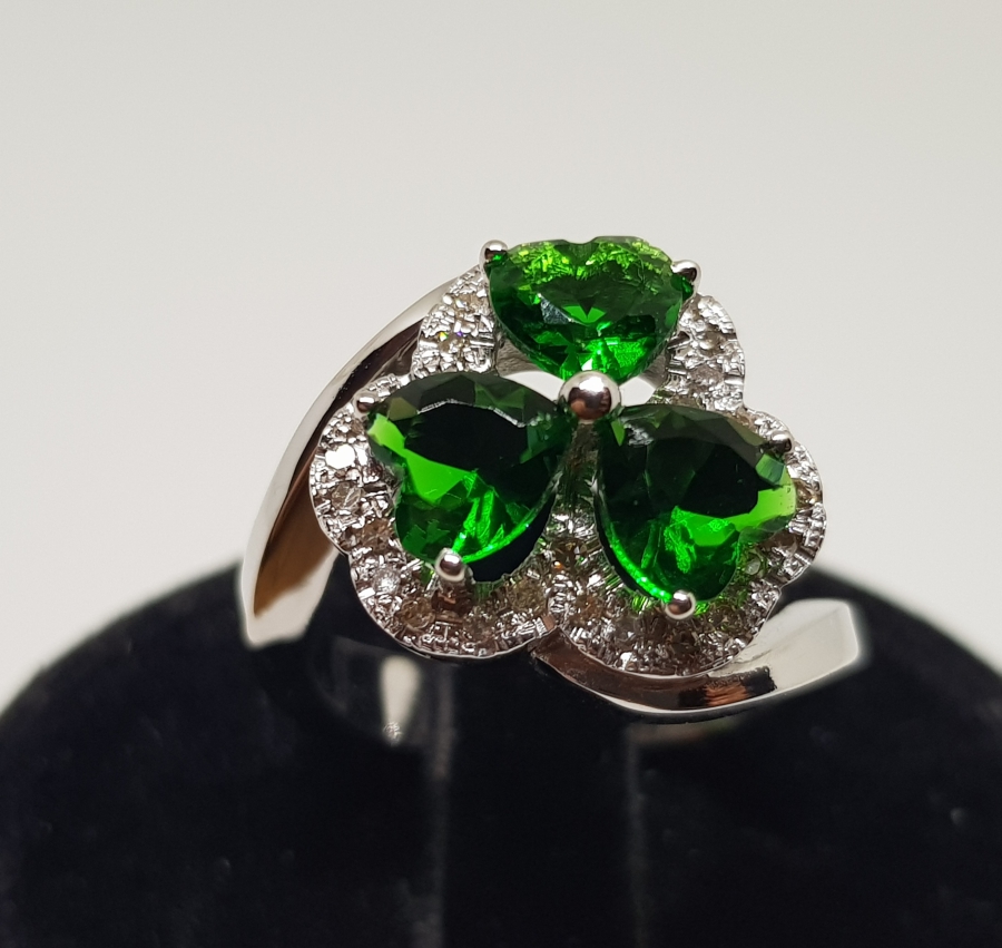 ÜÇ KALPLİ MODEL PIRLANTA VE ZÜMRÜT TAŞLI YÜZÜK