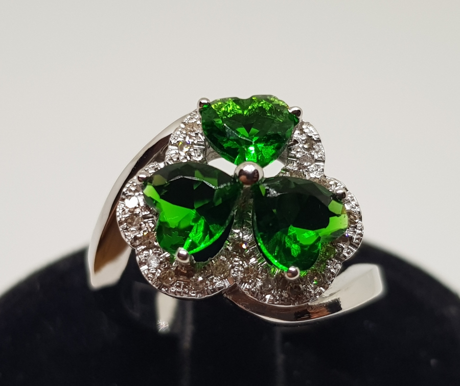 ÜÇ KALPLİ MODEL PIRLANTA VE ZÜMRÜT TAŞLI YÜZÜK