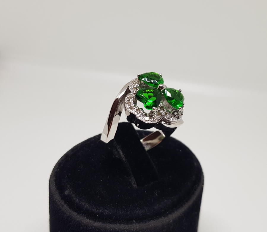 ÜÇ KALPLİ MODEL PIRLANTA VE ZÜMRÜT TAŞLI YÜZÜK