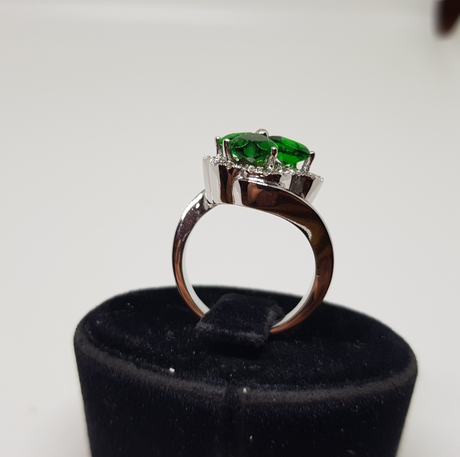 ÜÇ KALPLİ MODEL PIRLANTA VE ZÜMRÜT TAŞLI YÜZÜK