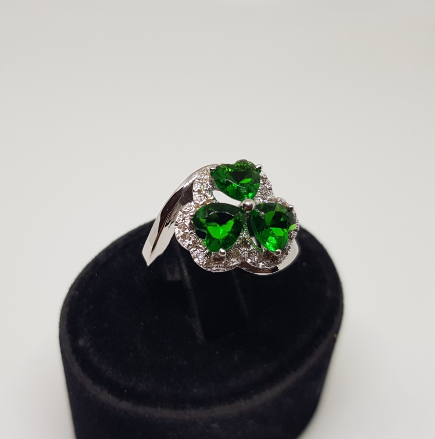 ÜÇ KALPLİ MODEL PIRLANTA VE ZÜMRÜT TAŞLI YÜZÜK