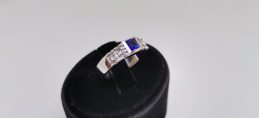 SAFİR VE PIRLANTA TAŞLI KARE MODEL YÜZÜK