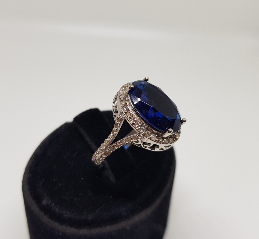 ELİPS MODEL SAFİR VE PIRLANTA TAŞLI YÜZÜK