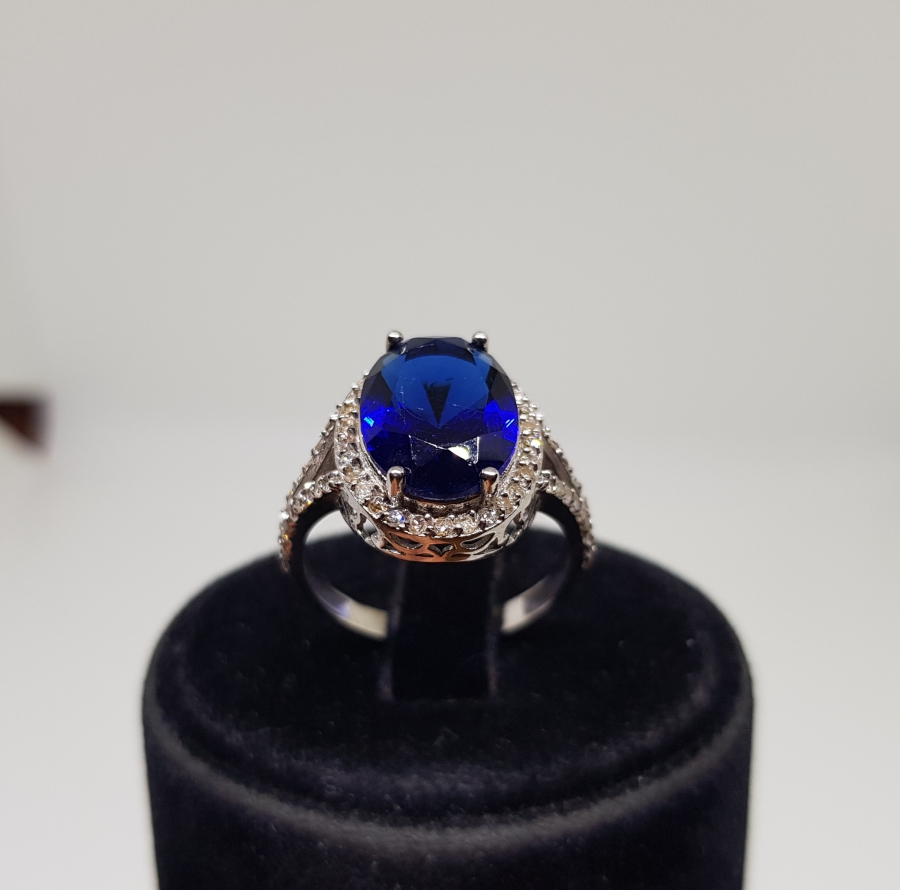 ELİPS MODEL SAFİR VE PIRLANTA TAŞLI YÜZÜK