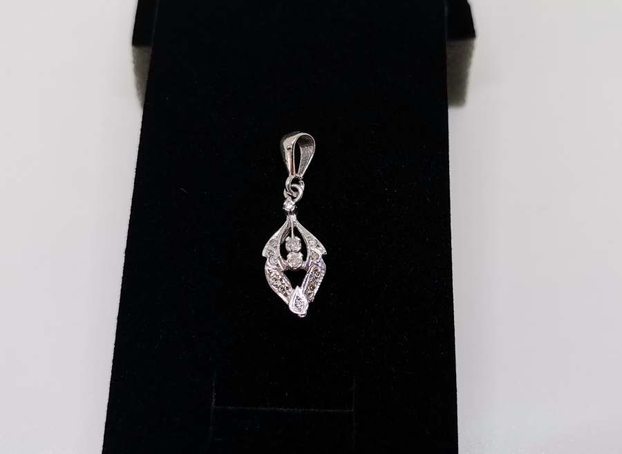 MEKİK FORMUNDA YAPILMIŞ PIRLANTA TAŞLI KOLYE UCU