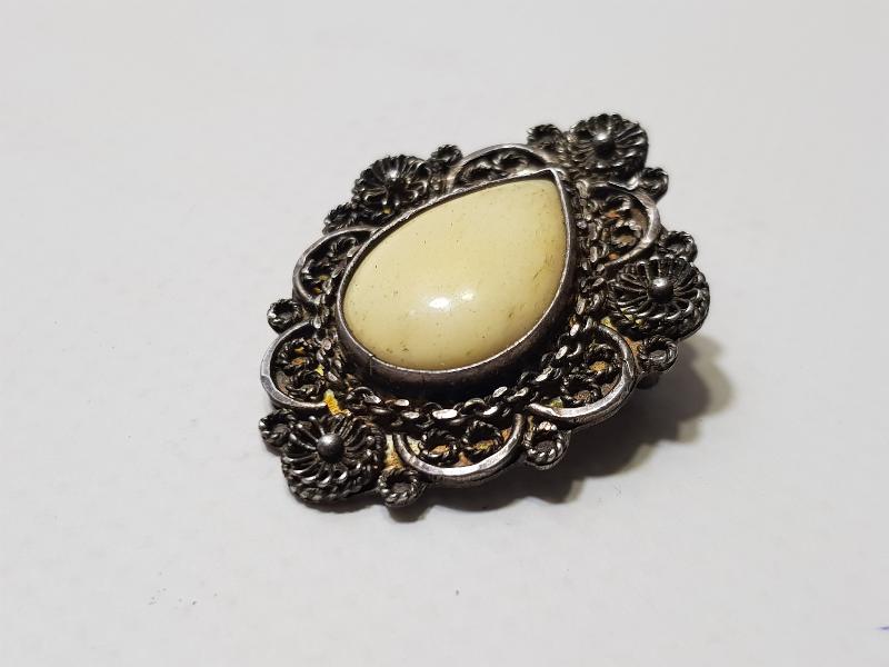 FİL DİŞİ APLİKLİ GÜMÜŞ BROŞ