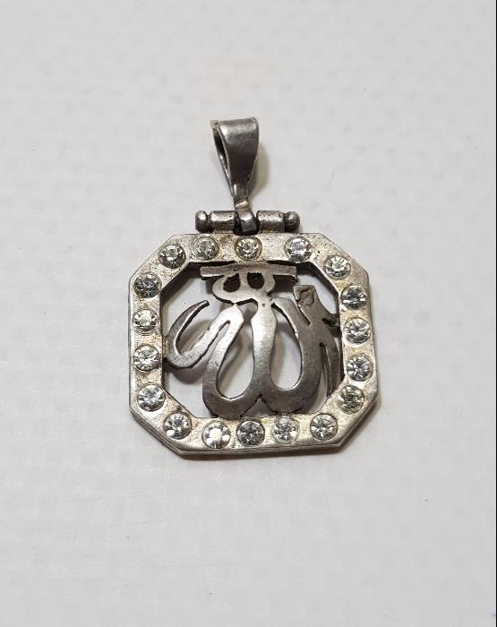 ZİRKON TAŞLARLA SÜSLÜ ALLAH CC YAZILI GÜMÜŞ KOLYE UCU