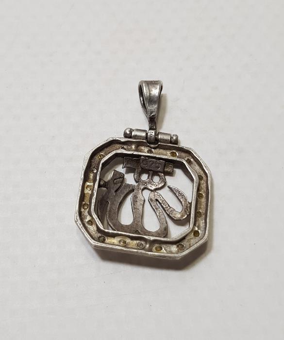 ZİRKON TAŞLARLA SÜSLÜ ALLAH CC YAZILI GÜMÜŞ KOLYE UCU