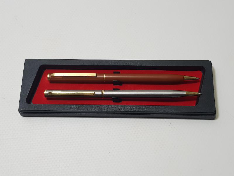 KUTUSUNDA BİR ÇİFT KOLEKSİYONLUK TÜKENMEZ KALEM