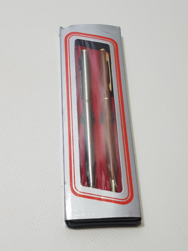 KUTUSUNDA BİR ÇİFT KOLEKSİYONLUK TÜKENMEZ KALEM