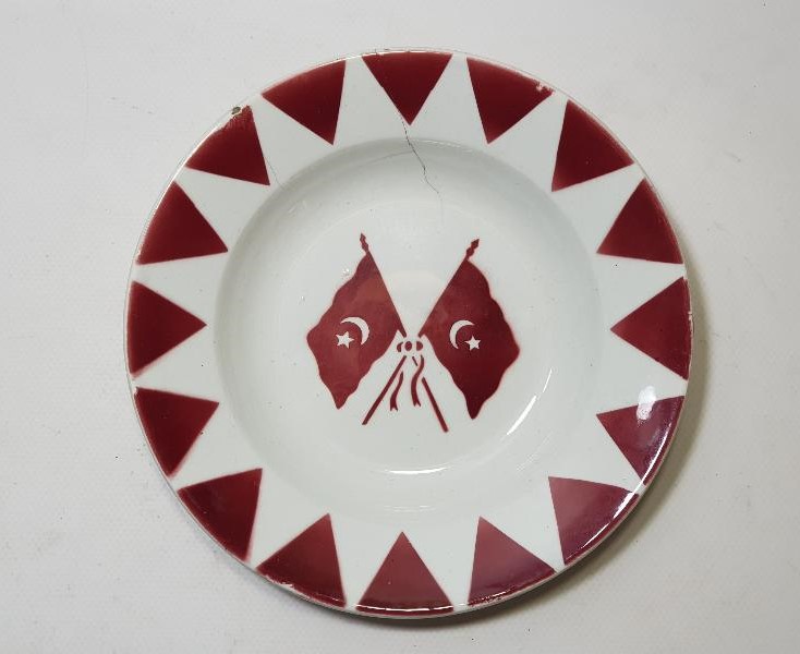 2. MEŞRUTİYET DÖNEMİ AY YILDIZ BAYRAKLARLA SÜSLÜ PORSELEN TABAK