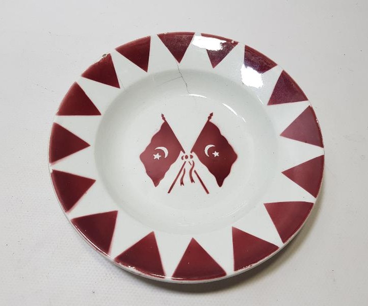 2. MEŞRUTİYET DÖNEMİ AY YILDIZ BAYRAKLARLA SÜSLÜ PORSELEN TABAK