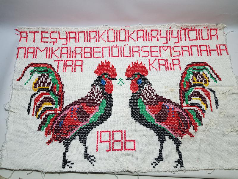 HOROZ RESİMLERİYLE SÜSLÜ ÖZLÜ SÖZ YAZILI KANAVİÇE DUVAR PANOSU