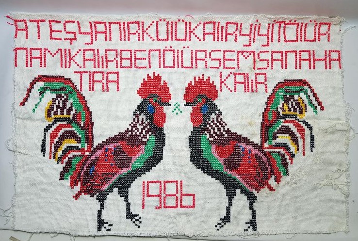 HOROZ RESİMLERİYLE SÜSLÜ ÖZLÜ SÖZ YAZILI KANAVİÇE DUVAR PANOSU