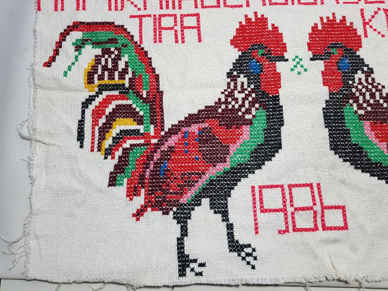 HOROZ RESİMLERİYLE SÜSLÜ ÖZLÜ SÖZ YAZILI KANAVİÇE DUVAR PANOSU