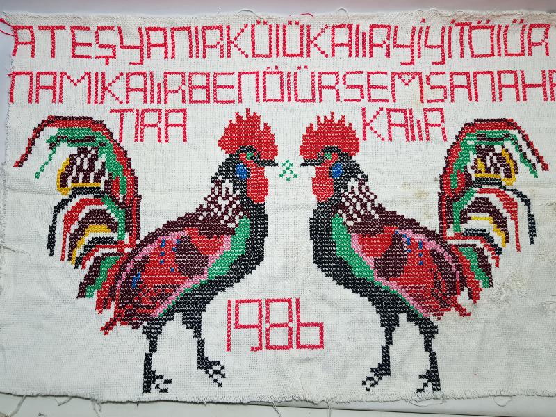 HOROZ RESİMLERİYLE SÜSLÜ ÖZLÜ SÖZ YAZILI KANAVİÇE DUVAR PANOSU