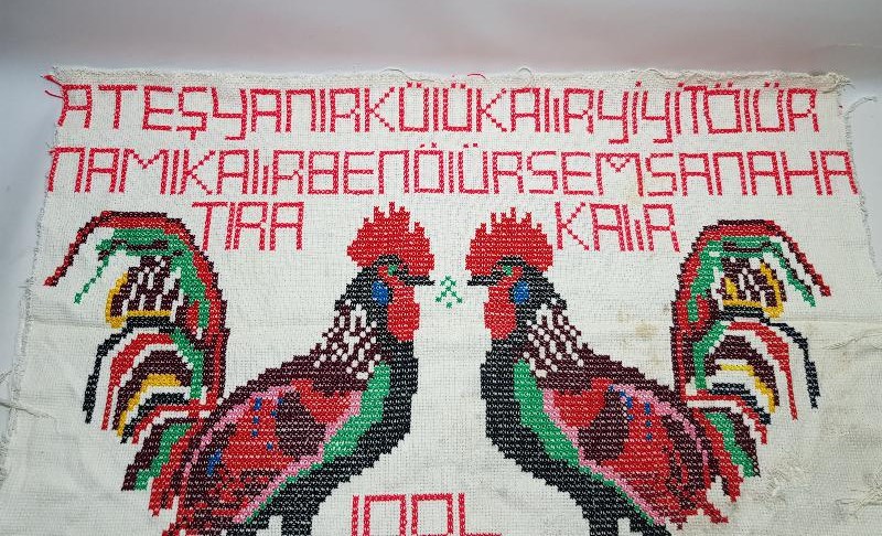 HOROZ RESİMLERİYLE SÜSLÜ ÖZLÜ SÖZ YAZILI KANAVİÇE DUVAR PANOSU