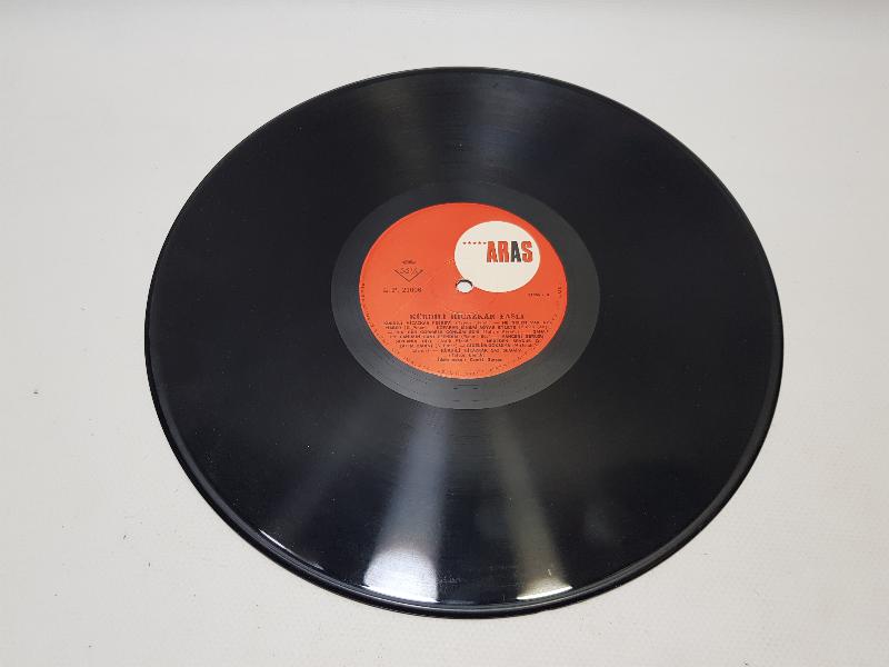 ŞEF KEMAL GÜRSES KÜRDİLİ HİCAZKAR, UŞŞAK, HÜSEYNİ FASLI 33 LP PLAK