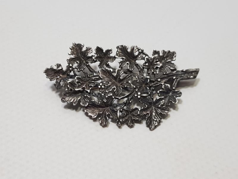 YAPRAKLI AĞAÇ DALI FORMLU GÜMÜŞ BROŞ