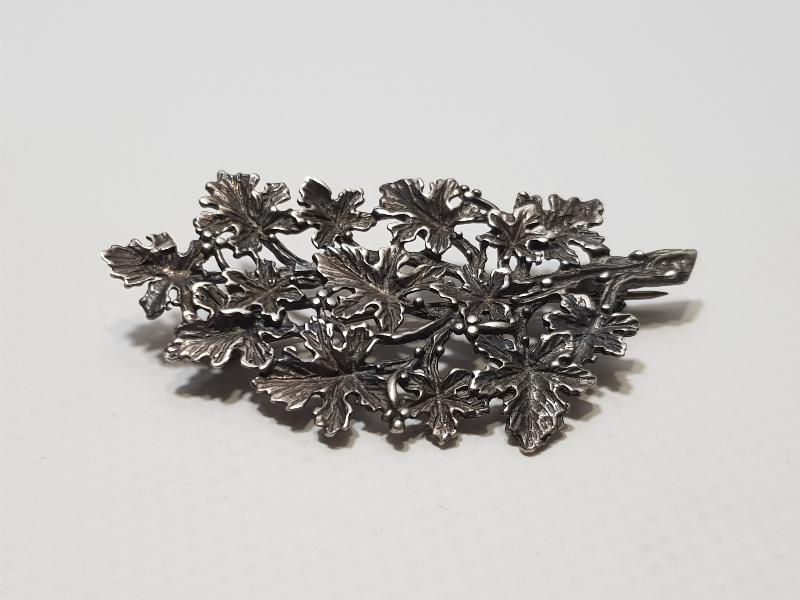 YAPRAKLI AĞAÇ DALI FORMLU GÜMÜŞ BROŞ