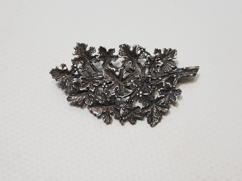 YAPRAKLI AĞAÇ DALI FORMLU GÜMÜŞ BROŞ