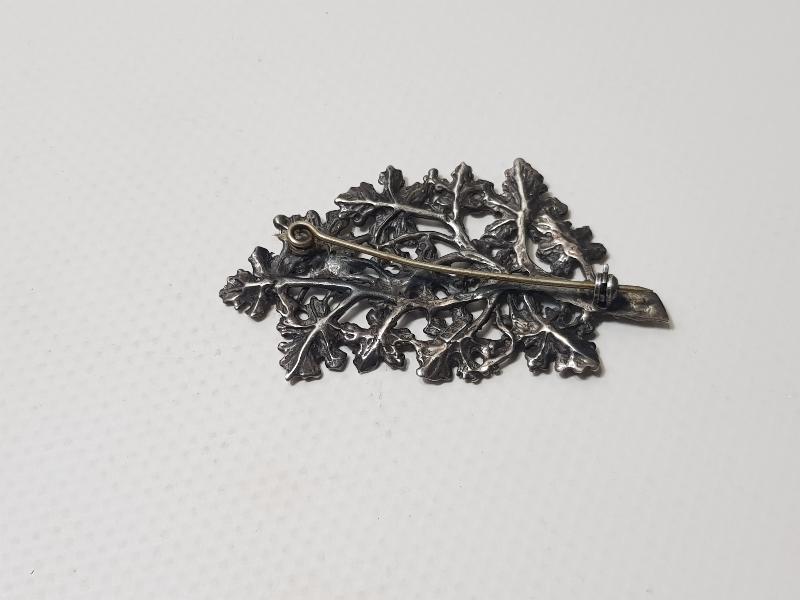 YAPRAKLI AĞAÇ DALI FORMLU GÜMÜŞ BROŞ