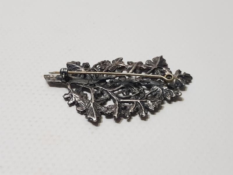 YAPRAKLI AĞAÇ DALI FORMLU GÜMÜŞ BROŞ