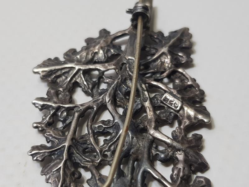 YAPRAKLI AĞAÇ DALI FORMLU GÜMÜŞ BROŞ