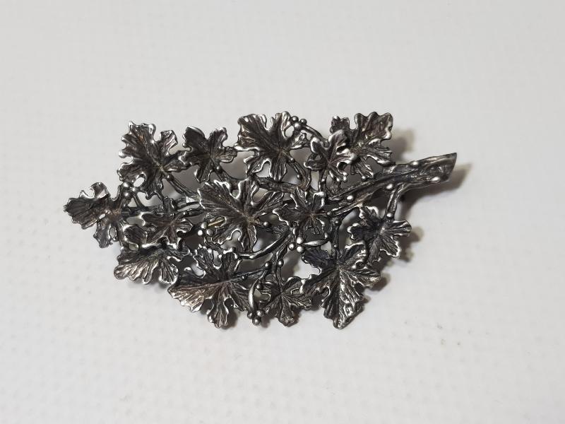 YAPRAKLI AĞAÇ DALI FORMLU GÜMÜŞ BROŞ