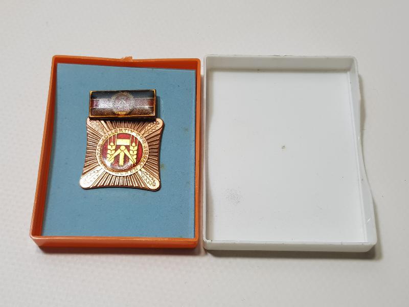 ORJİNAL KUTUSUNDA DOĞU ALMANYA SOSYALİST ÇALIŞMA PARTİSİ NİŞANI