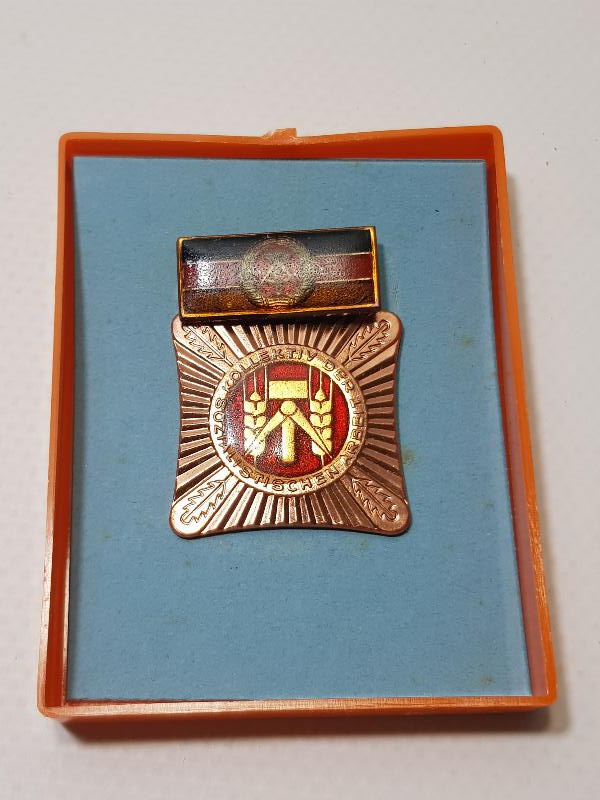 ORJİNAL KUTUSUNDA DOĞU ALMANYA SOSYALİST ÇALIŞMA PARTİSİ NİŞANI