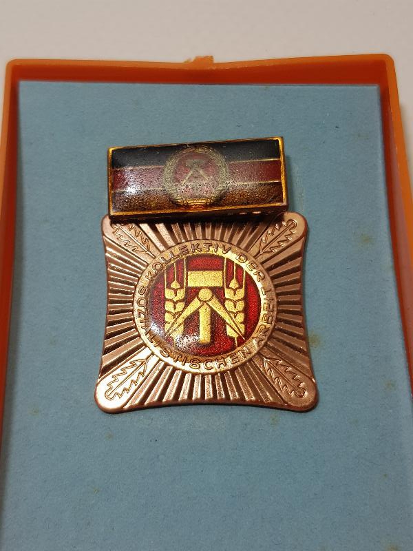 ORJİNAL KUTUSUNDA DOĞU ALMANYA SOSYALİST ÇALIŞMA PARTİSİ NİŞANI