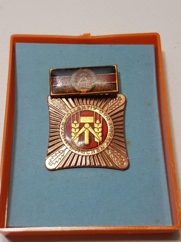 ORJİNAL KUTUSUNDA DOĞU ALMANYA SOSYALİST ÇALIŞMA PARTİSİ NİŞANI