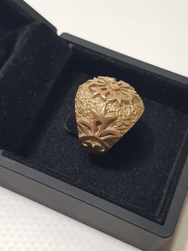 ÇİÇEKLERLE SÜSLÜ ALTIN FORMLU YÜZÜK