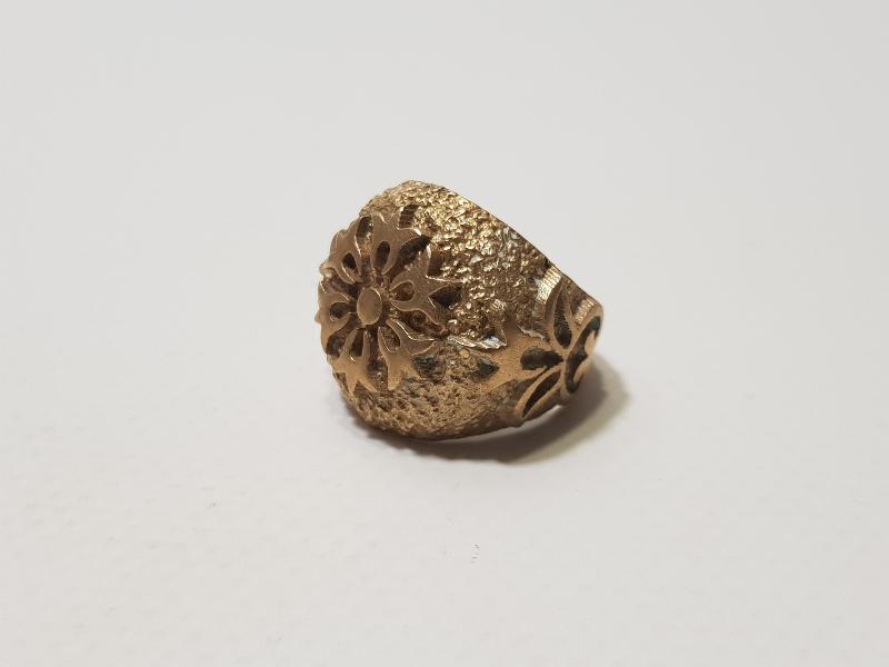 ÇİÇEKLERLE SÜSLÜ ALTIN FORMLU YÜZÜK