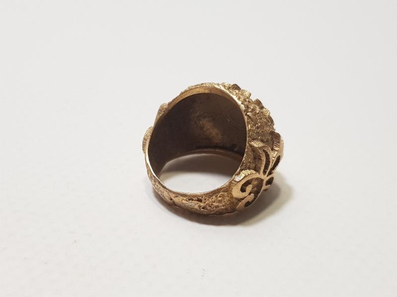 ÇİÇEKLERLE SÜSLÜ ALTIN FORMLU YÜZÜK