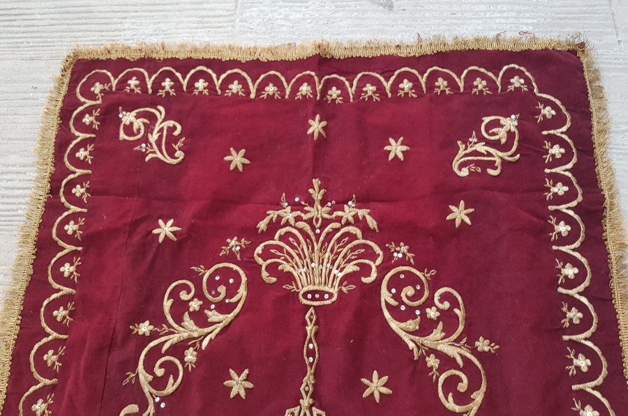 KADİFE ÜZERİ SIRMA İŞÇİLİKLİ OSMANLI DÖNEMİ EL İŞİ SECCADE