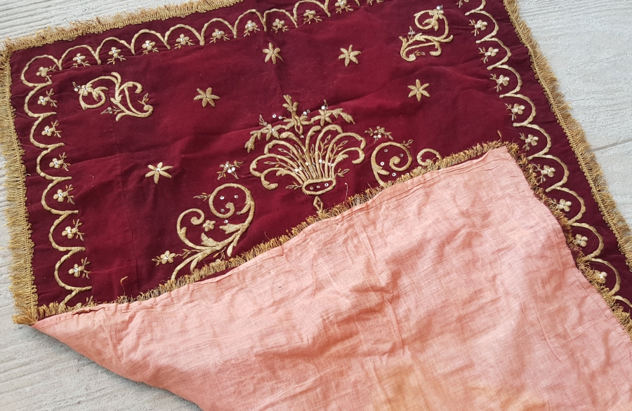 KADİFE ÜZERİ SIRMA İŞÇİLİKLİ OSMANLI DÖNEMİ EL İŞİ SECCADE