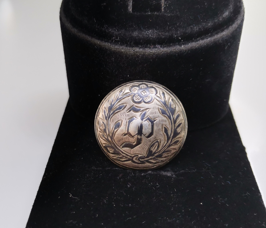 ÜZERİ ERMENİCE YAZILI VE  SAH DAMGALI SAVATLI GÜMÜŞ DÜĞME