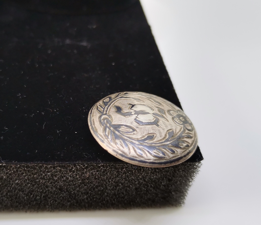 ÜZERİ ERMENİCE YAZILI VE  SAH DAMGALI SAVATLI GÜMÜŞ DÜĞME