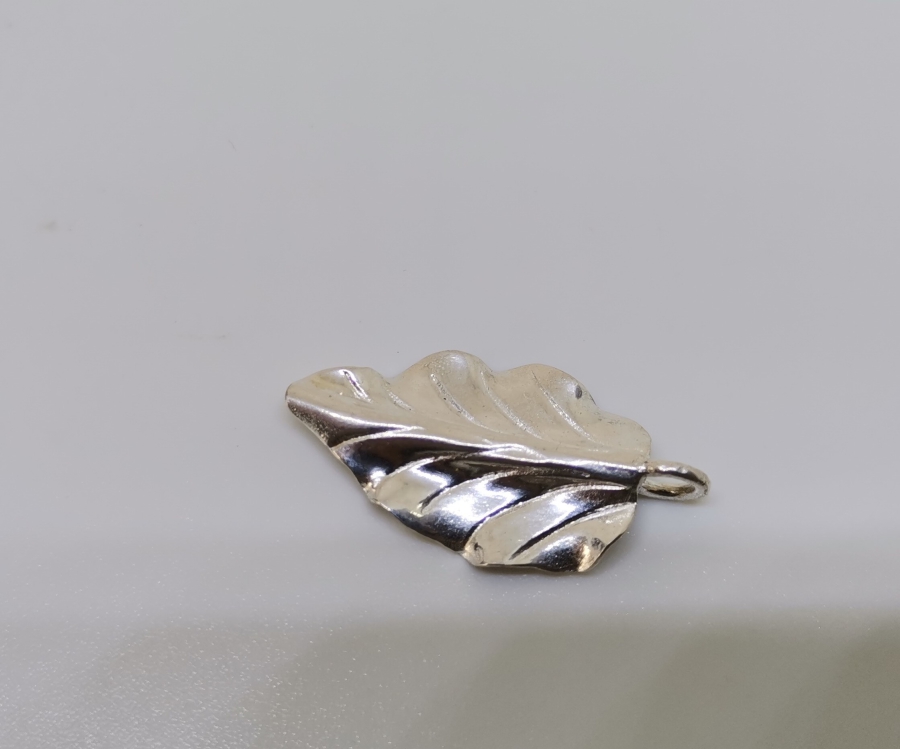 YAPRAK FORMUNDA YAPILMIŞ GÜMÜŞ KOLYE UCU