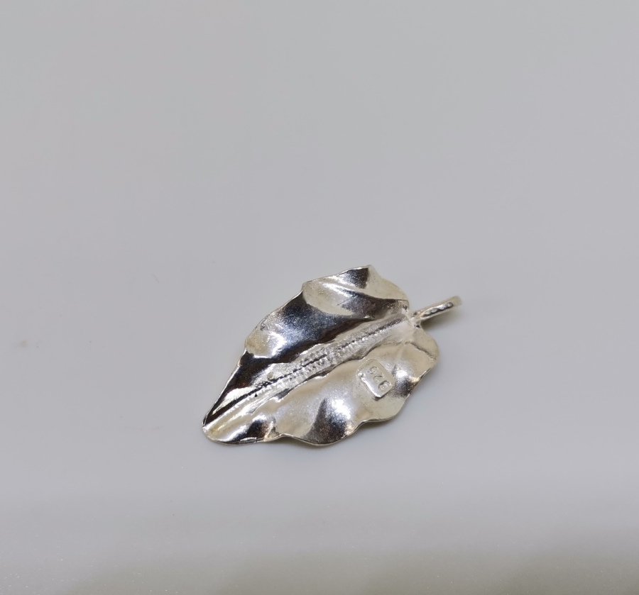 YAPRAK FORMUNDA YAPILMIŞ GÜMÜŞ KOLYE UCU