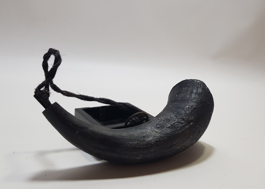 OSMANLI DÖNEMİ BOYNUZDAN MAMUL DOLMA TÜFEK BARUTLUĞU