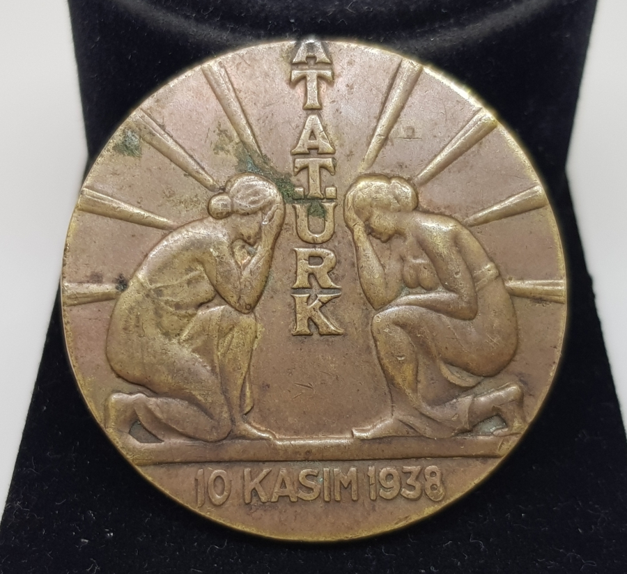 10 KASIM 1938 ATATÜRK, KURTARDIĞIN TÜRK KADINI SANA BAĞLILIĞINI SUNAR MADALYA