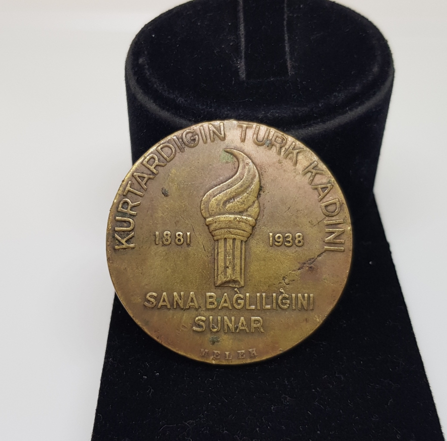 10 KASIM 1938 ATATÜRK, KURTARDIĞIN TÜRK KADINI SANA BAĞLILIĞINI SUNAR MADALYA