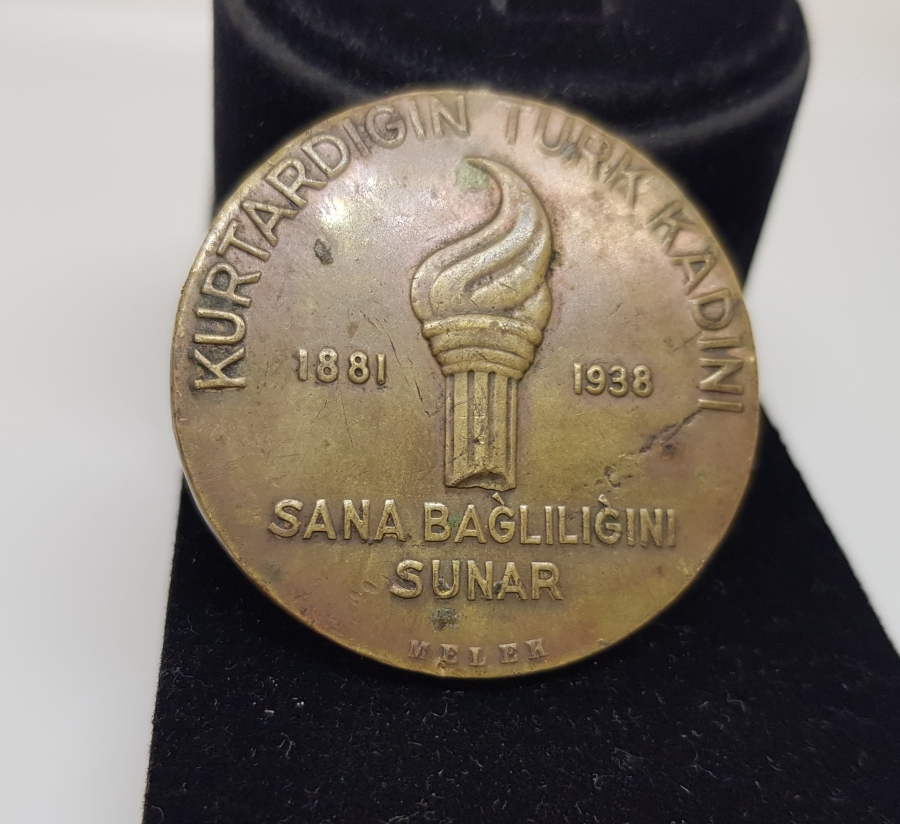 10 KASIM 1938 ATATÜRK, KURTARDIĞIN TÜRK KADINI SANA BAĞLILIĞINI SUNAR MADALYA