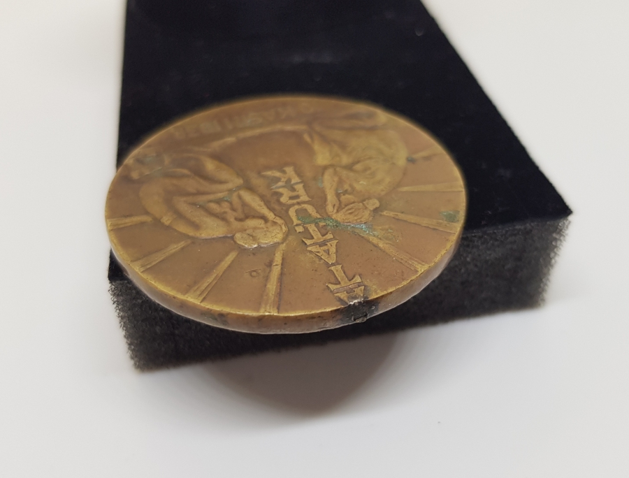 10 KASIM 1938 ATATÜRK, KURTARDIĞIN TÜRK KADINI SANA BAĞLILIĞINI SUNAR MADALYA